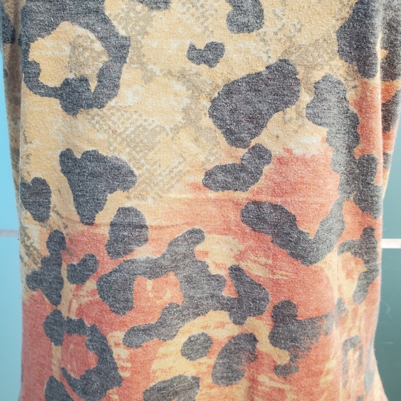 Like NEW! Small, Cute & Colorful Camouflage V-Neck Top, Light Stretch - Picture 5 of 8